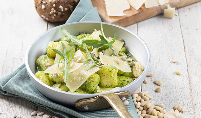 gnocchi con pesto di rucola e semi di girasole