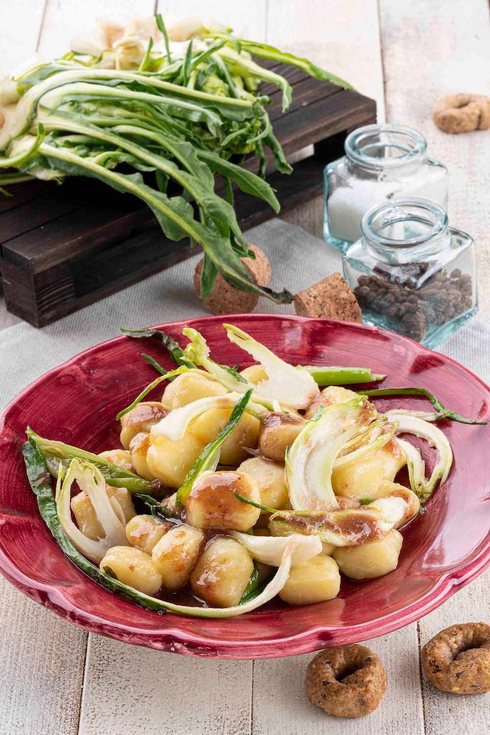 gnocchi con salsa di alici e puntarelle